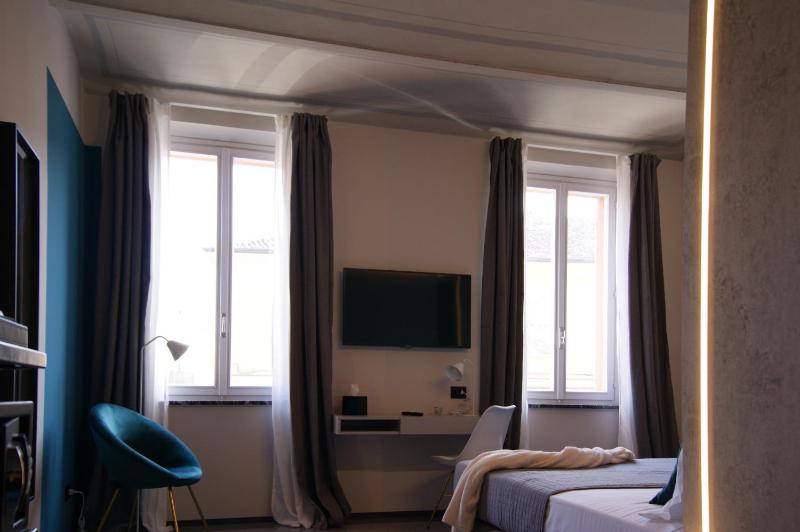 Deluxe Double or Twin Room with City View image 3