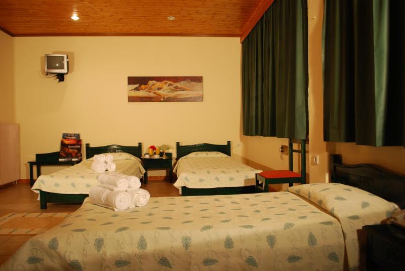 Classic Quadruple Room image 3