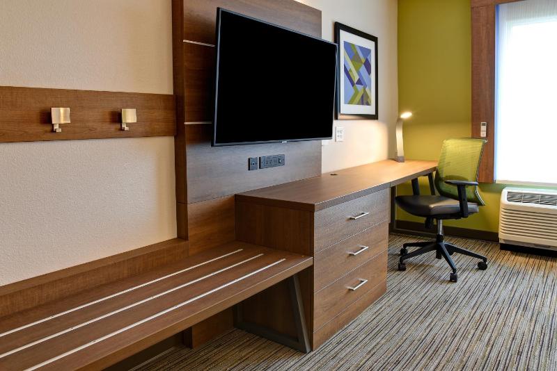 Standard King Room image 4