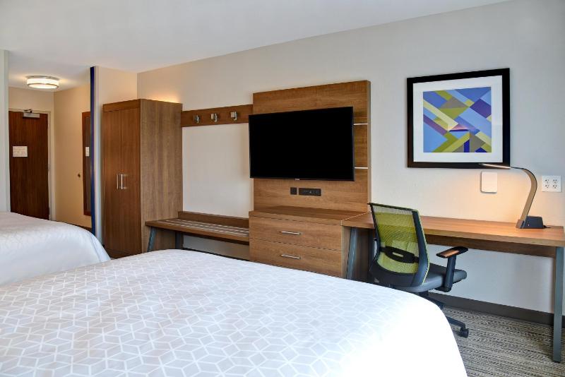 Standard Queen Room with Two Queen Beds image 2