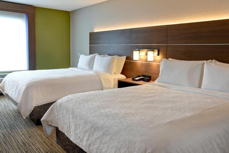Standard Queen Room with Two Queen Beds image 4