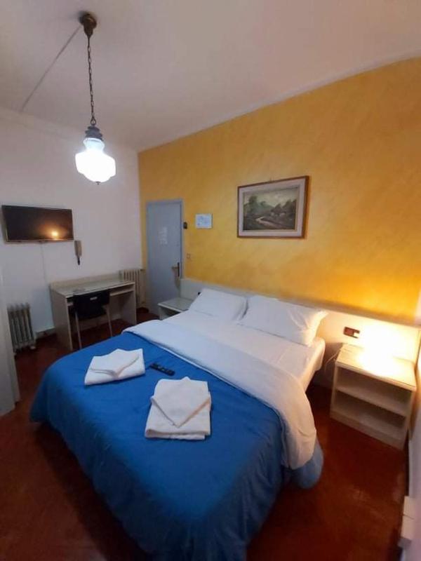 Standard Double Room with Shared Bathroom image 4