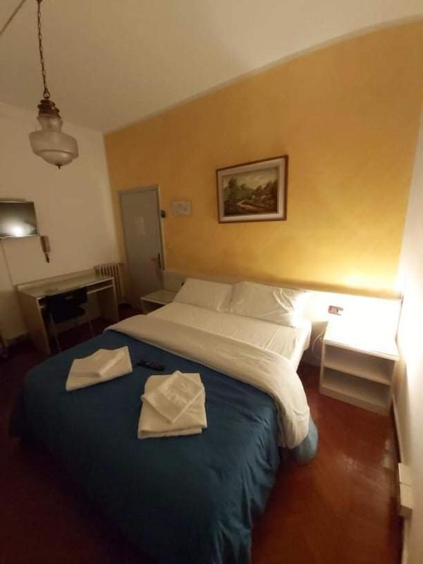 Standard Double Room with Shared Bathroom image 3