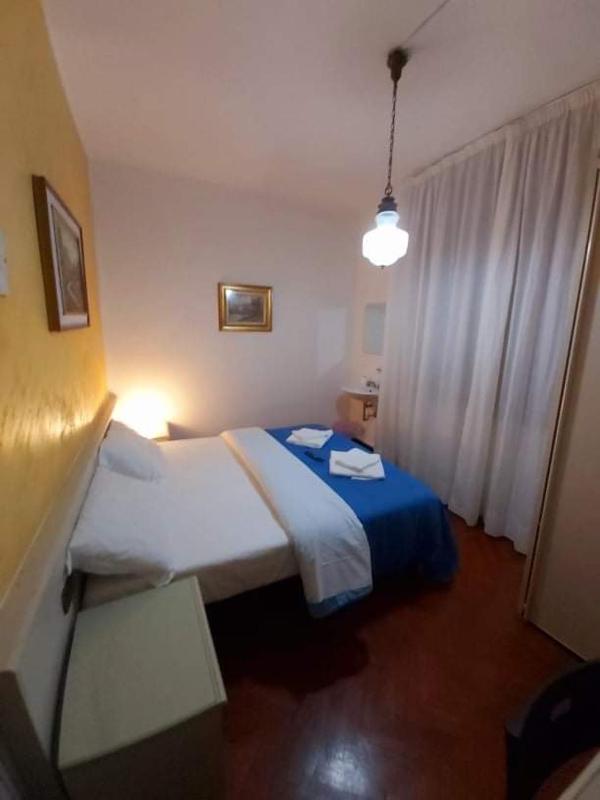 Standard Double Room with Shared Bathroom image 1