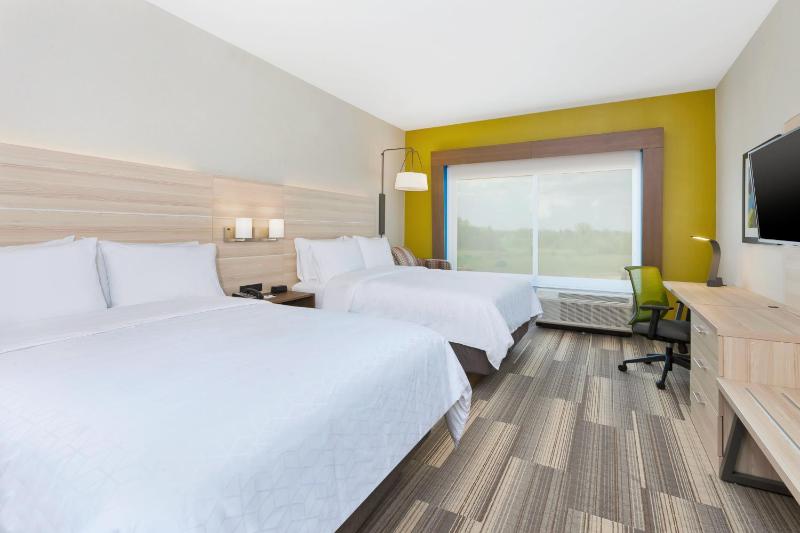 Standard Room with Two Queen Beds image 4