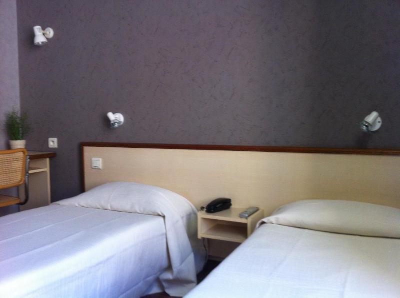 Twin Room image 2