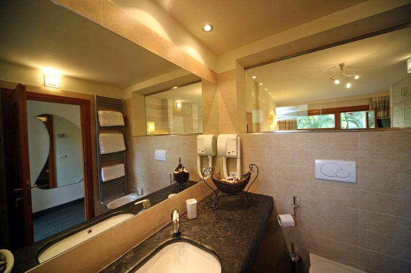 Deluxe Double or Twin Room image 3