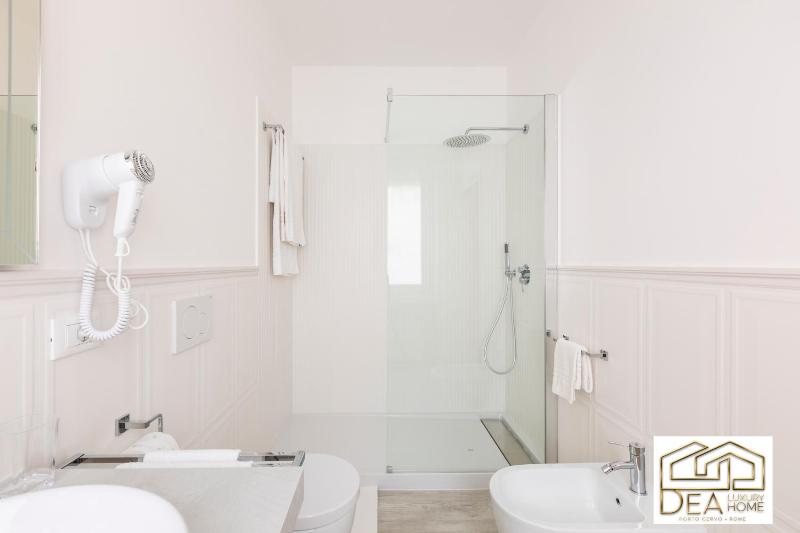 King Room with Spa Bath image 3