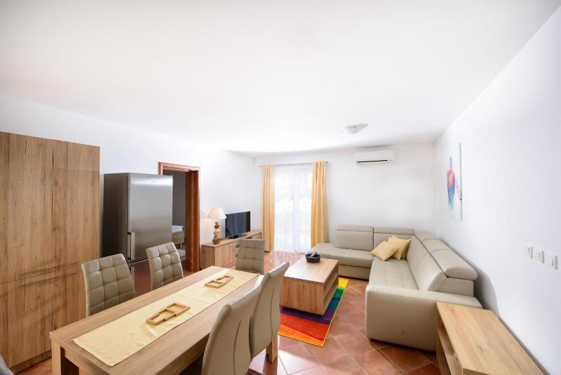 Superior Three-Bedroom Apartment with Terrace and Sea View image 4