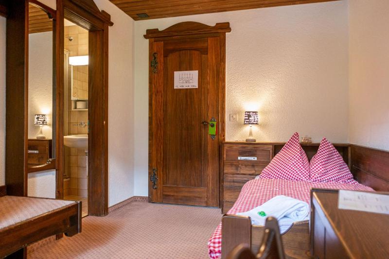 Small Single Room image 3