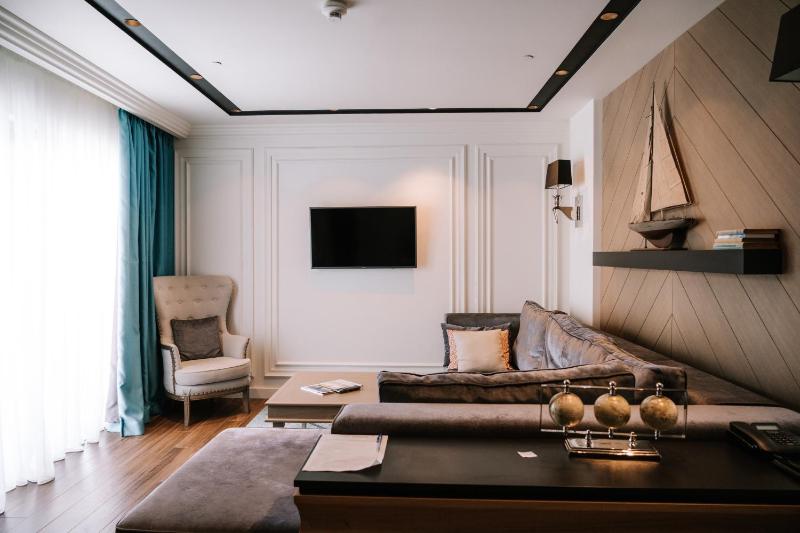 Deluxe Two Bedroom Apartment with Balcony and Sea View image 4