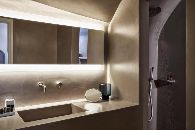 Cave Junior Suite Jetted tub Sea View image 3
