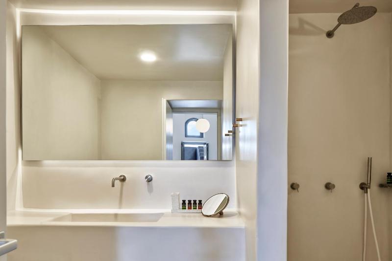 Cave Junior Suite Jetted tub Sea View image 4