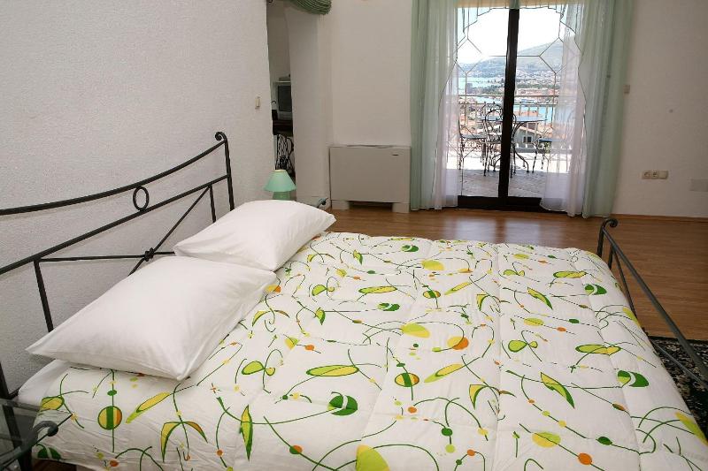 Two-Bedroom Apartment with Terrace and  Sea View image 4
