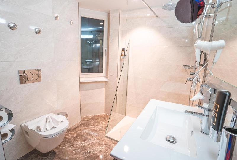 Business Twin Room image 4