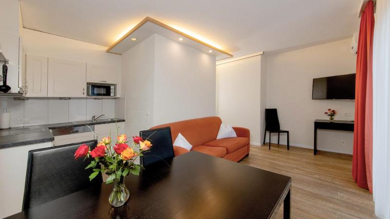 Superior One Bedroom Apartment image 3