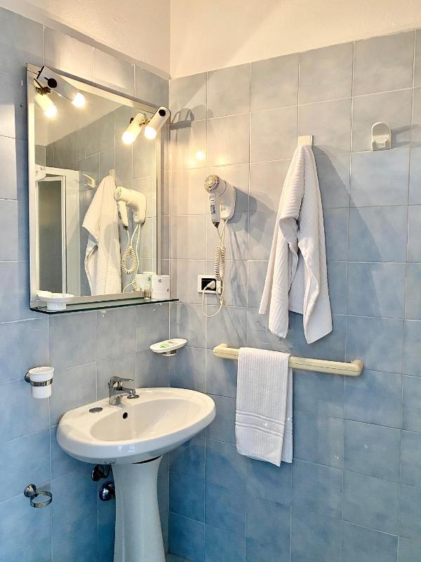 Single Room with Sea View image 2