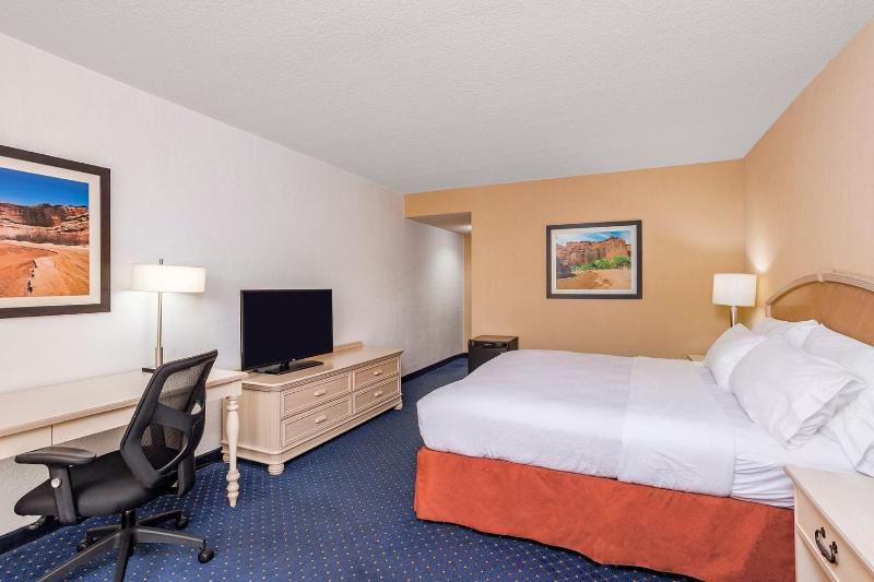 Standard King Room image 2
