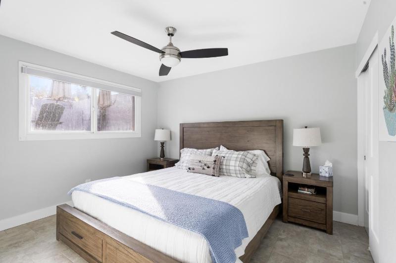 Six-Bedroom House image 2