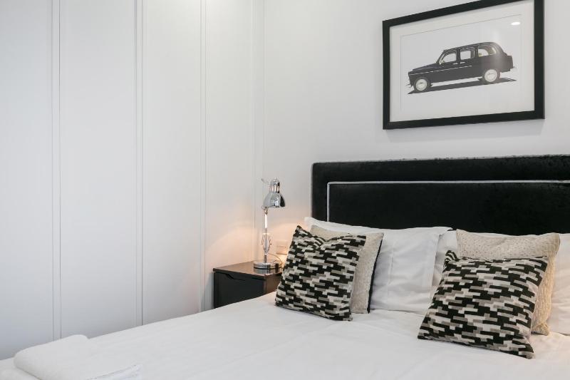 Deluxe Three-Bedroom Penthouse with Balcony image 3