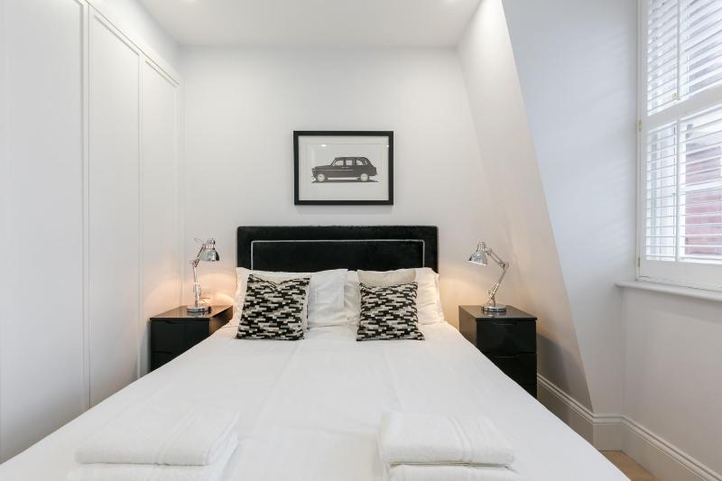 Deluxe Three-Bedroom Penthouse with Balcony image 2