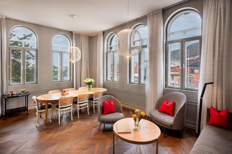 Executive King Suite with Harbour View image 1