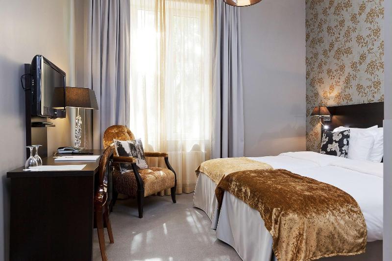 Standard Twin Room image 1