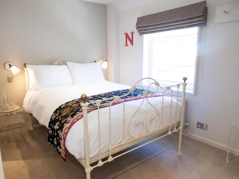 Double Room with Private Bathroom image 1
