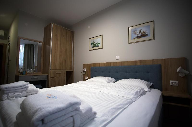 Deluxe Double Room with Balcony image 1