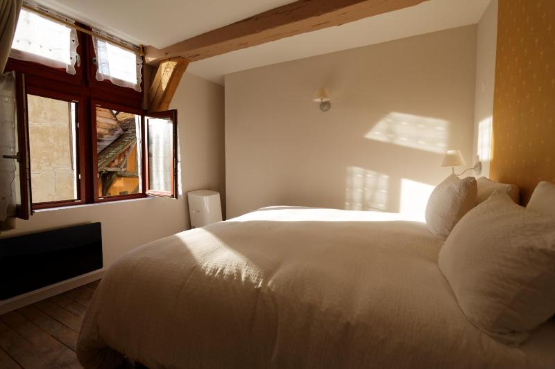 One-Bedroom Apartment image 1