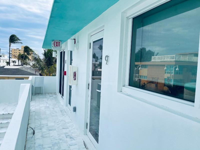 Studio Apartment with Sea View image 3