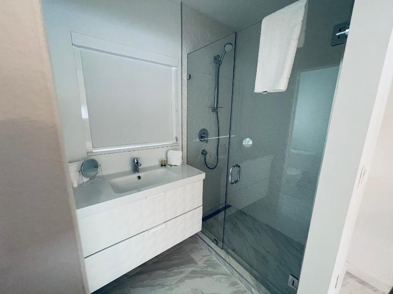 Studio Apartment with Sea View image 3