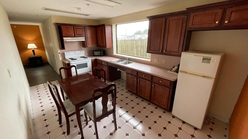 1 King Bed, Mobility Accessible Suite, Kitchen, Smoking image 3