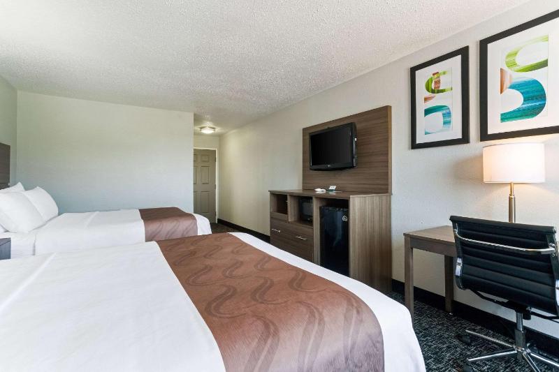 Queen Room with Two Queen Beds - Non-Smoking image 3