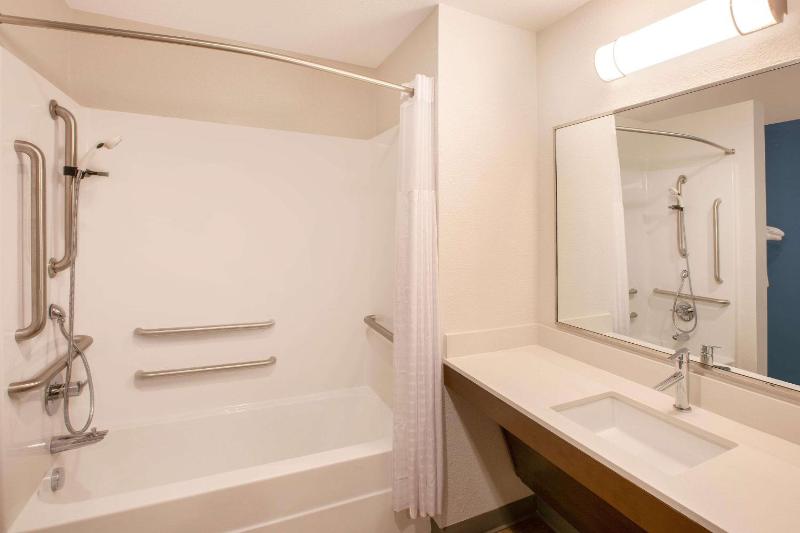 Queen Room with Two Queen Beds - Accessible/Non-Smoking  image 3