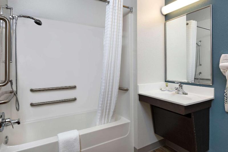 Queen Room  with Tub - Disability Access/Non-Smoking image 2