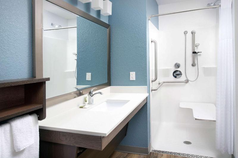Queen Room  with Roll-In Shower - Disability Access/Non-Smoking image 2