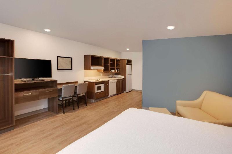 Queen Room  with Tub - Disability Access/Non-Smoking image 3