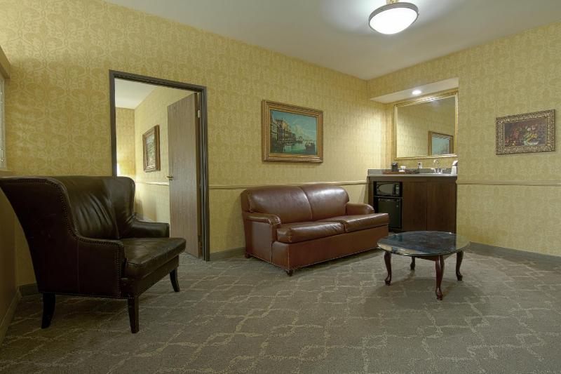 1 King and 1 Queen Bed, One-Bedroom Suite, Non-Smoking image 4
