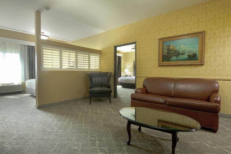 1 King and 1 Queen Bed, One-Bedroom Suite, Non-Smoking image 2