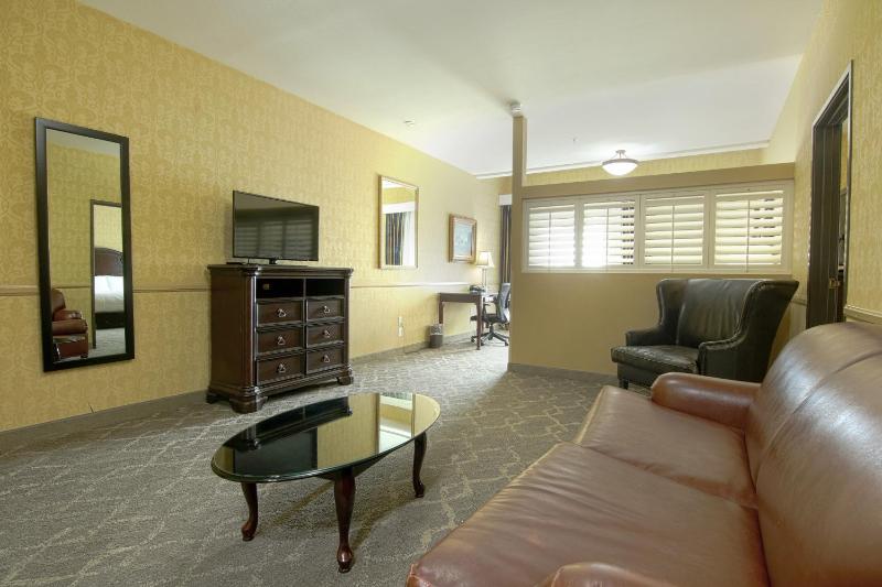 1 King and 1 Queen Bed, One-Bedroom Suite, Non-Smoking image 3