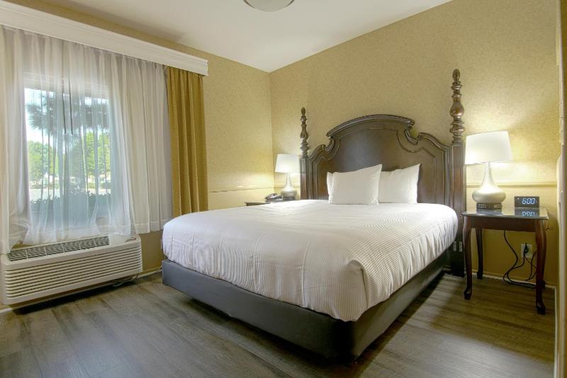 Deluxe King Room - Non-Smoking image 3