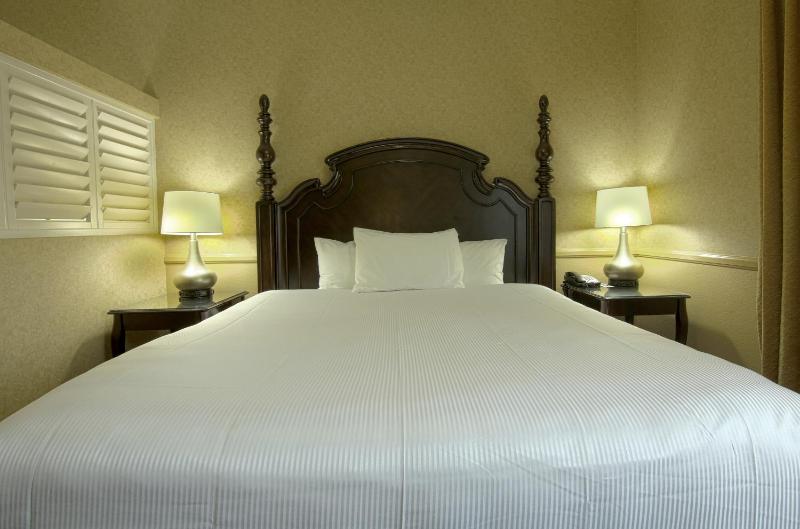 Deluxe King Room - Non-Smoking image 2