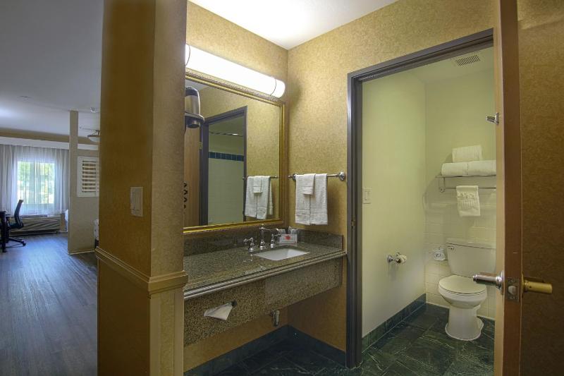 Superior Queen Room with Two Queen Beds - Non-Smoking image 2