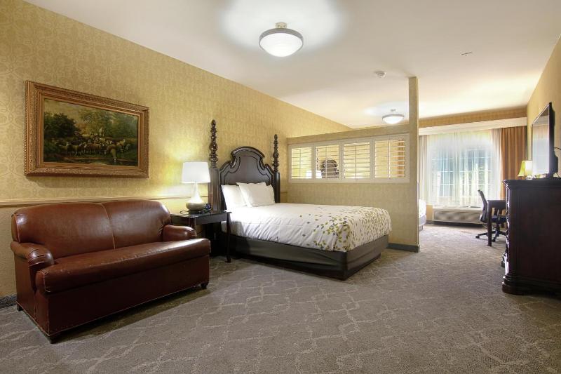 Deluxe Queen Room with Two Queen Beds - Non-Smoking image 3