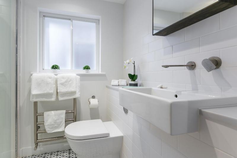 Superior One Bedroom Apartment image 3