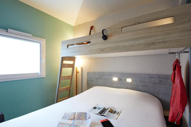 Triple Room with One Double Bed and One Bunk Bed image 2