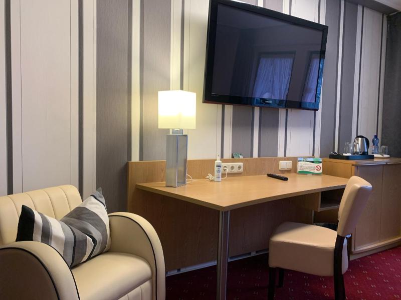 Double Room with Private Bathroom image 4