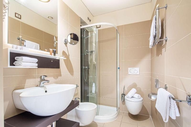 Standard Queen Room image 4