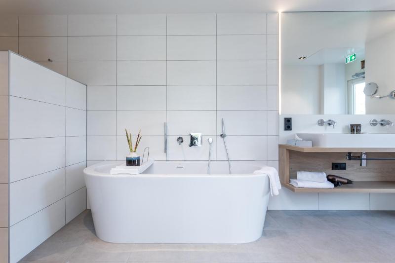 Superior King Suite image 3